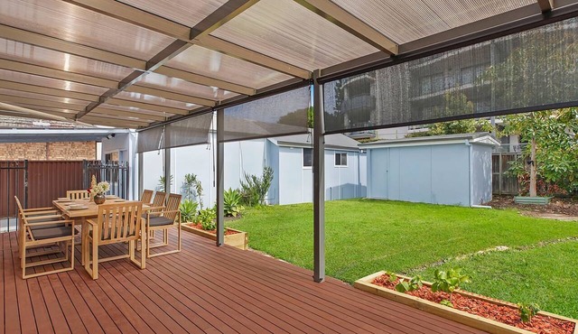 Coastal Family Retreat, Walk to Beach & Lake