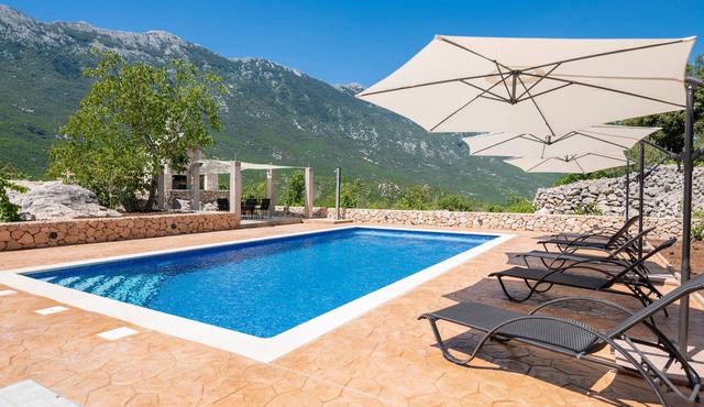 Comfortable, functionally furnished apartment in the Dalmatian hinterland. in Zagvozd