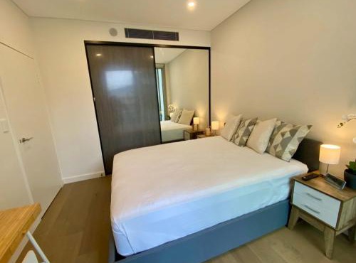 Comfortable Living - NO PARTIES- 3 Bedroom sleeps 6, parking, pool, other amenities - Near Showgrounds