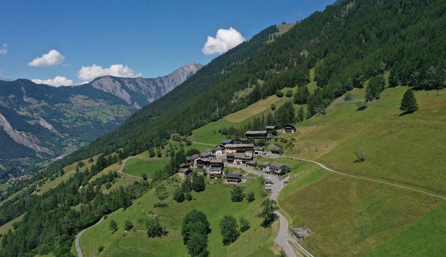 Complete group accommodation in the heart of the Swiss Alps on the CH-F-I border in Orsières