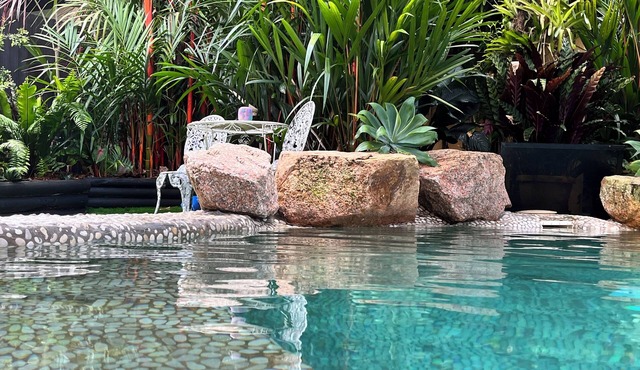 CONDO with plenty of space and very tropical.Sleeps six people.