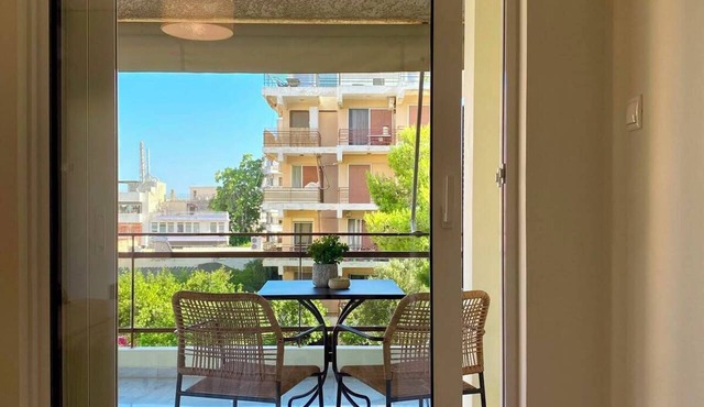 Cosy apartment In the heart of Varkiza 100 meters from the Sea and all Shop area