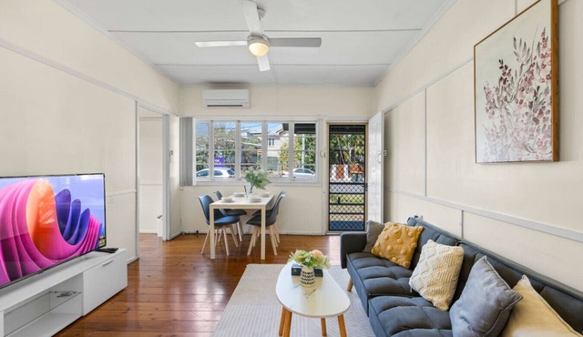 Cozy 3BR Home in Yeronga | Garden & Outdoor Living