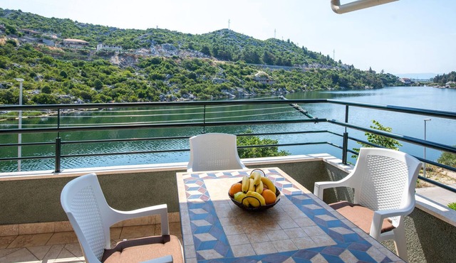 Cozy apartment in Ploce with WiFi