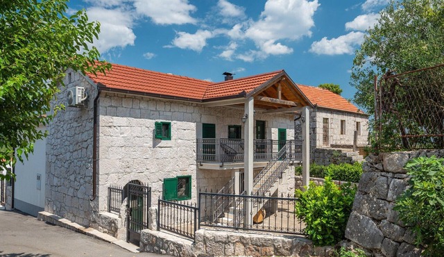 Cozy Mountain Villa for 10 in Slivno