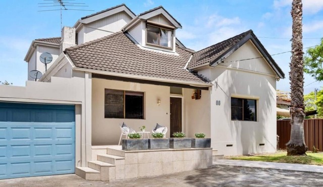 CUTE VINTAGE HOUSE FOR GIRLS