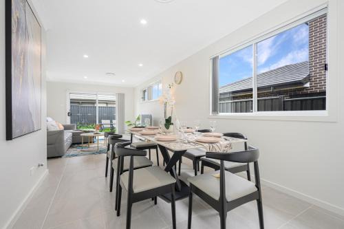 Denham Court 4Br with Central AC & WiFi near Coles