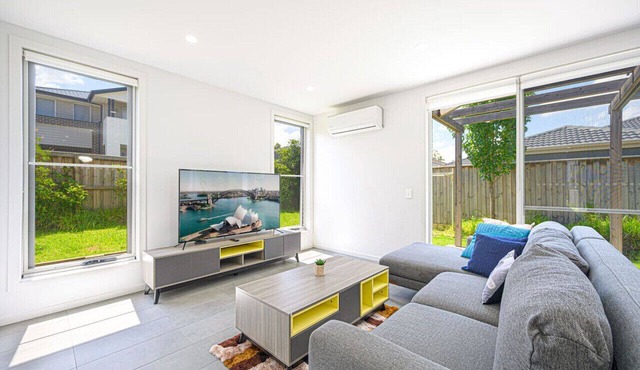 Denham Court Adorable 4Br house with Wifi &Parking