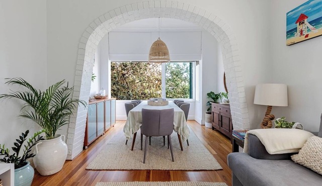 Dolphin Sands; A 3-bedroom apartment in Coogee Beach, barefoot walk to sand.