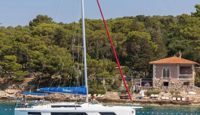 Dubrovnik Delight: A Sun-Kissed Sailing Experience