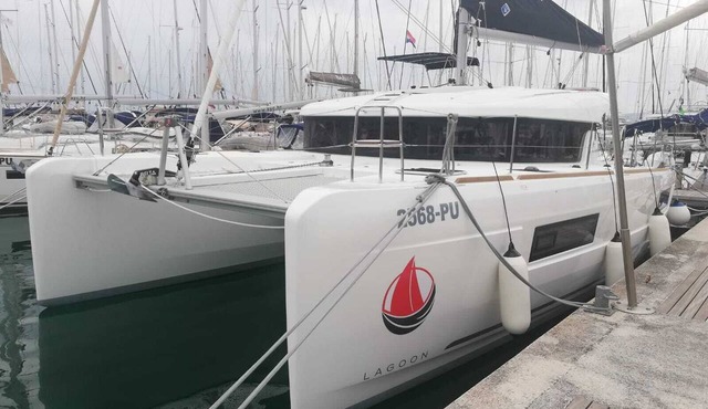 Dubrovnik Delight: A Sun-Kissed Sailing Experience