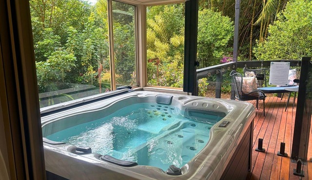 Elevata Villa Retreat Montville with Magnesium Spa, Wood Fire, Privacy in Nature