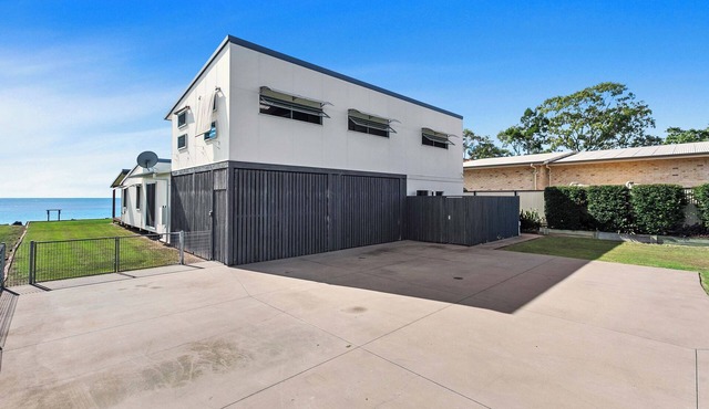 Fish Tales - Absolute Waterfront Toogoom-Sleeps 8-Air Con-Wi-Fi-Pets