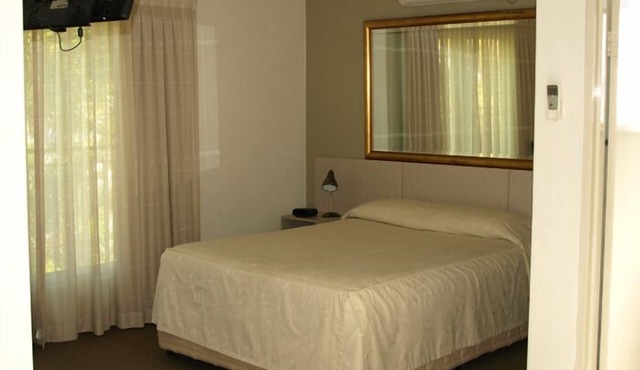 Francis Phillip Motor Inn in Singleton