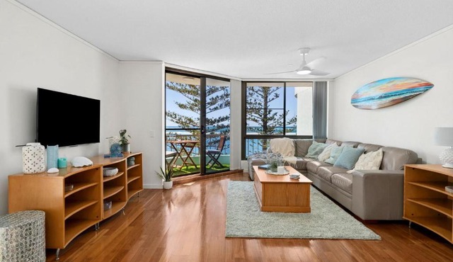 Golden Views Hideaway - Ocean views & Free parking