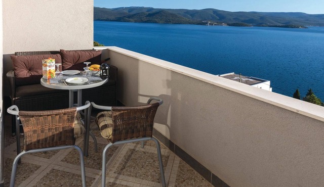 Gorgeous apartment in Klek with house sea view