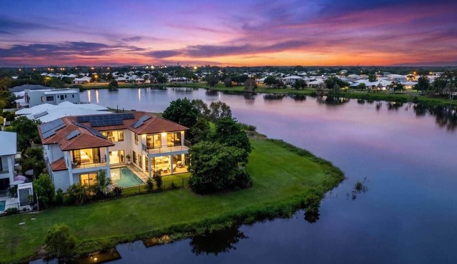 Grand Lakefront Retreat