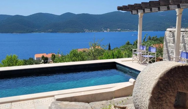 Green Marble Pool Cottage 3 BR in 2 adjoining stone buildings on a 2 acre private land