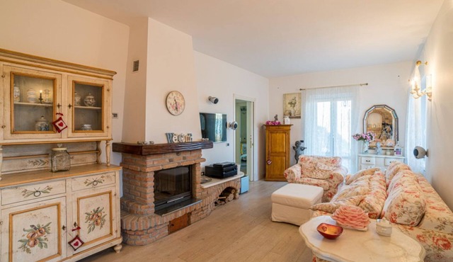 GuestHost - Charming 80 sqm apartment with independent entrance in a large residence surrounded by greenery (steps to access the structure). The accommodation is located on the ground floor of a villa and can host up to 4 people. It offers an enchanting in Civenna