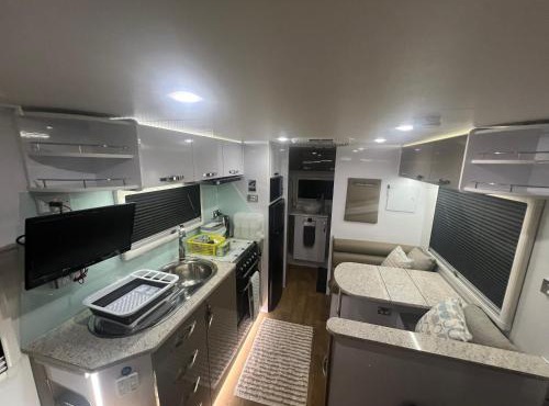 Gympie Luxury Caravan with ensuite bathroom