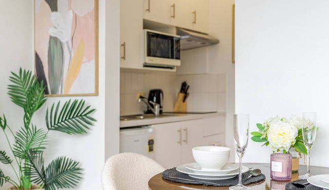 Harbour Bridge Views & Luxury Living – Pool, Gym & Parking