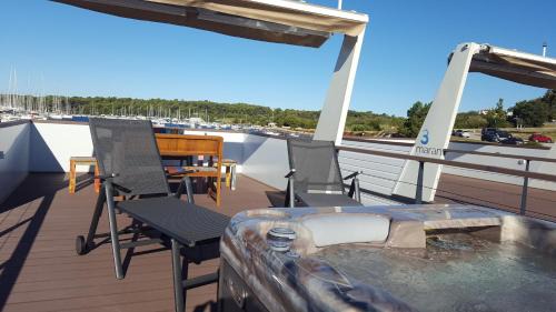 Hausboot - Floating House Sofia in Pula