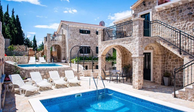 Holiday home for 24 people with 2 outdoor pools