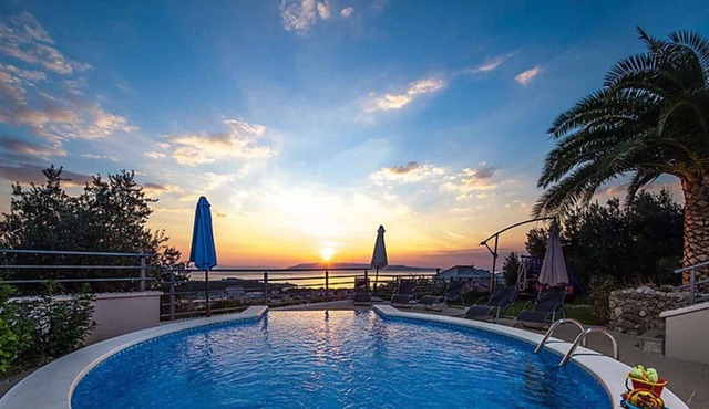 Holiday home with an outdoor pool, air conditioning and Internet