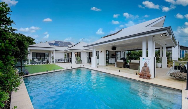 Holiday House canals in Parrearra waterfront