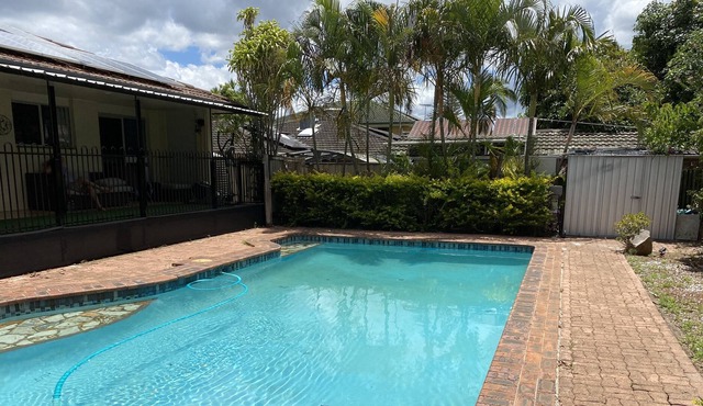 Huge home with cool pool in Sunnybank just for you