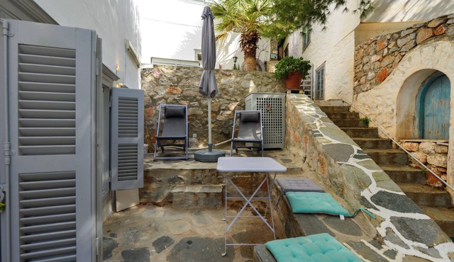 Hydra studio with patio 250 meters up from port in Ydra