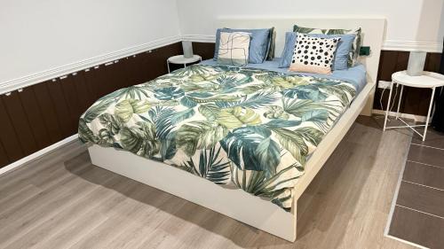 King bedroom Collingwood