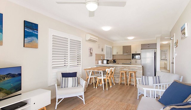 Kirra Vista Apartments Unit 18 Kirra Beachfront, easy walk to shops, cafes and clubs with Wi-Fi