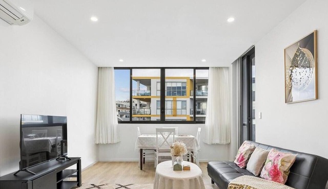 KozyGuru | Bankstown | Modern Retreat Near Station