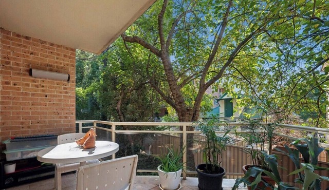 KozyGuru | Bexley | Urban Escape with Leafy Charm