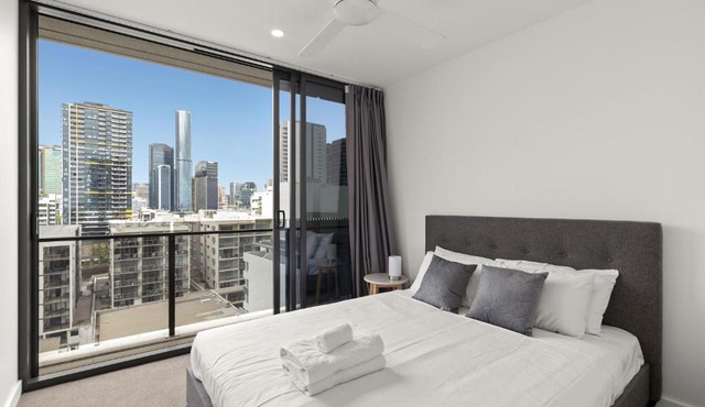 KOZYGURU SOUTH BRISBANE KOZY 2 BEDROOMS APT + FREE PARKING BRISBANE ONE QSB001-1203