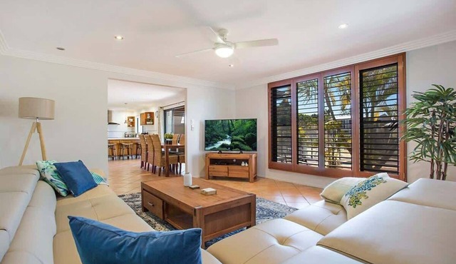 La Vida Coastal Luxury with Pool Broadbeach