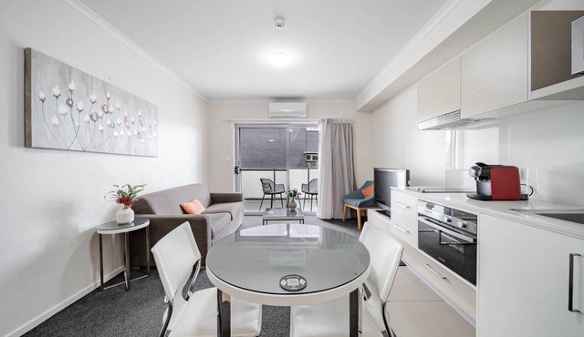 Lakeside 1-Bed with A/C, Parking & Balcony in Greenway
