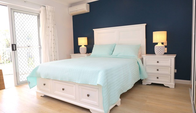 Large 3-Bedroom self-contained apartment, Free Wifi, heated pool