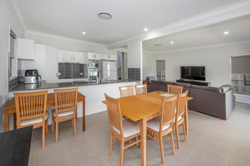Large house 7 mins from Airport