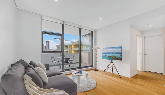 Light-Filled 2-bedroom apartment in Macquarie Park with Parking pool and gym