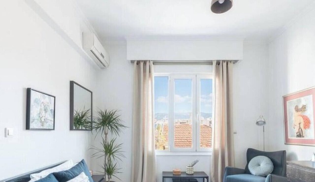 Light-Filled, Central Athens Escape near Acropolis in Athina