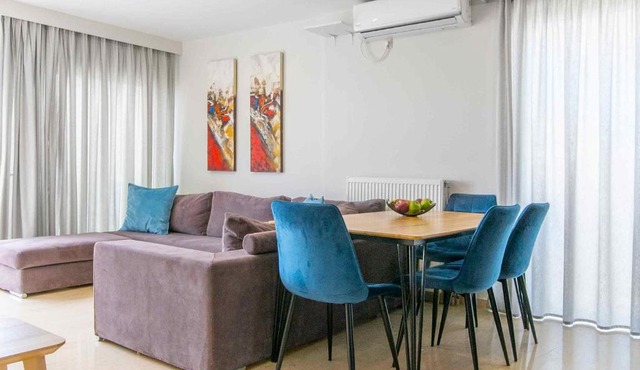 Lis153 by Smart Cozy Suites - Top Floors with Amazing City View - Available 24hr