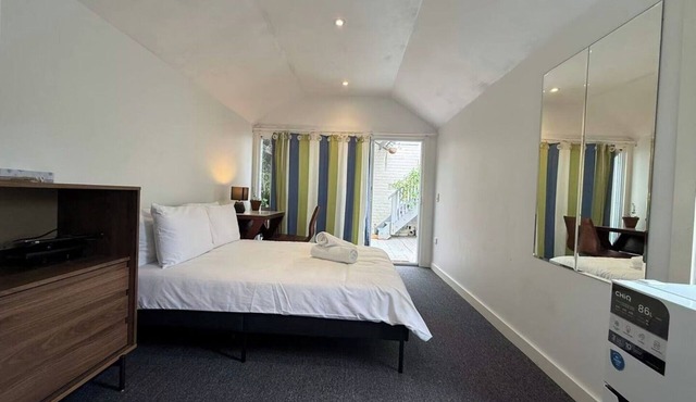 Little Hideaway Studio | 12 Mins to Train and Metro