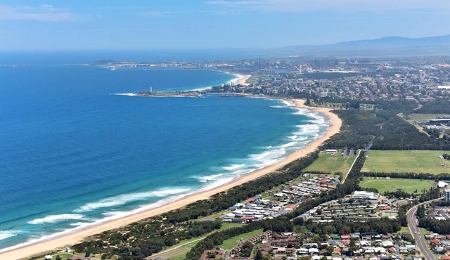 Located just a 5 min drive north of Wollongong & 2 minute stroll surf beach