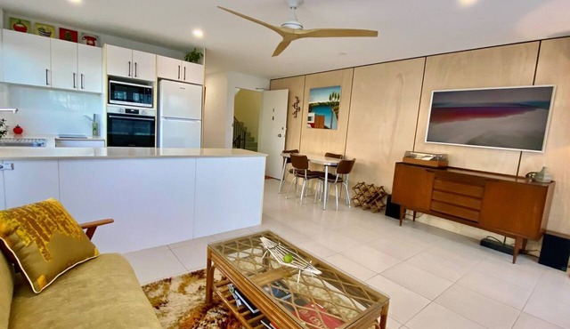 Lou's Tiki Pad - Beachfront Bilinga - Min. 2 Night Stays!