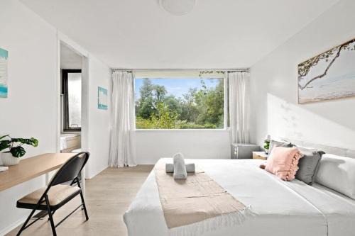 Luminous Ensuite Queen Room - Centrally Located