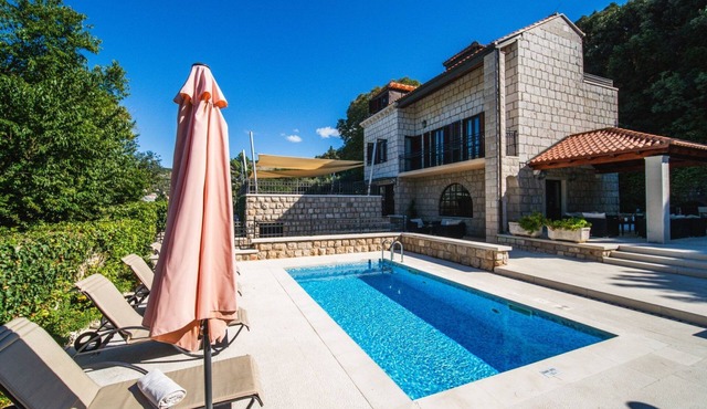 Luxuriöse Villa am Strand in Dubrovnik mit Pool by Interhome