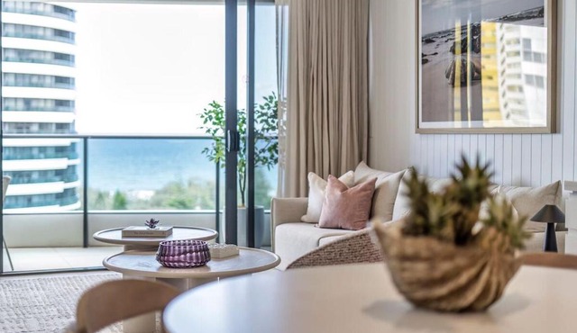 Luxurious 2-Bed Designer Retreat at Oracle Resort