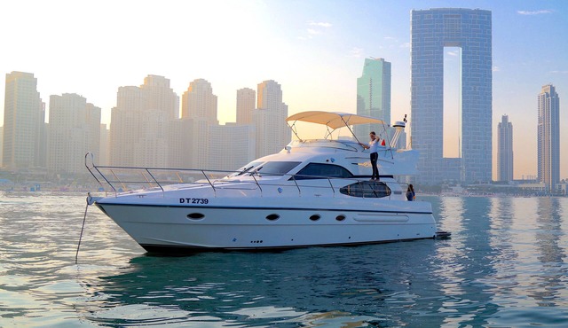 Luxurious 2-bedroom on a 50FT Yacht with WiFi, AC in welcoming Dubai in Dubai